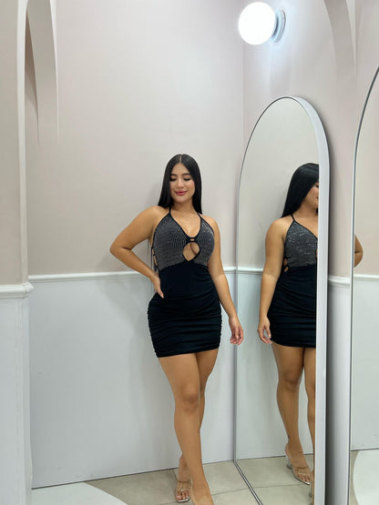VESTIDO CORTO CON AMARRE EN EL CUELLO